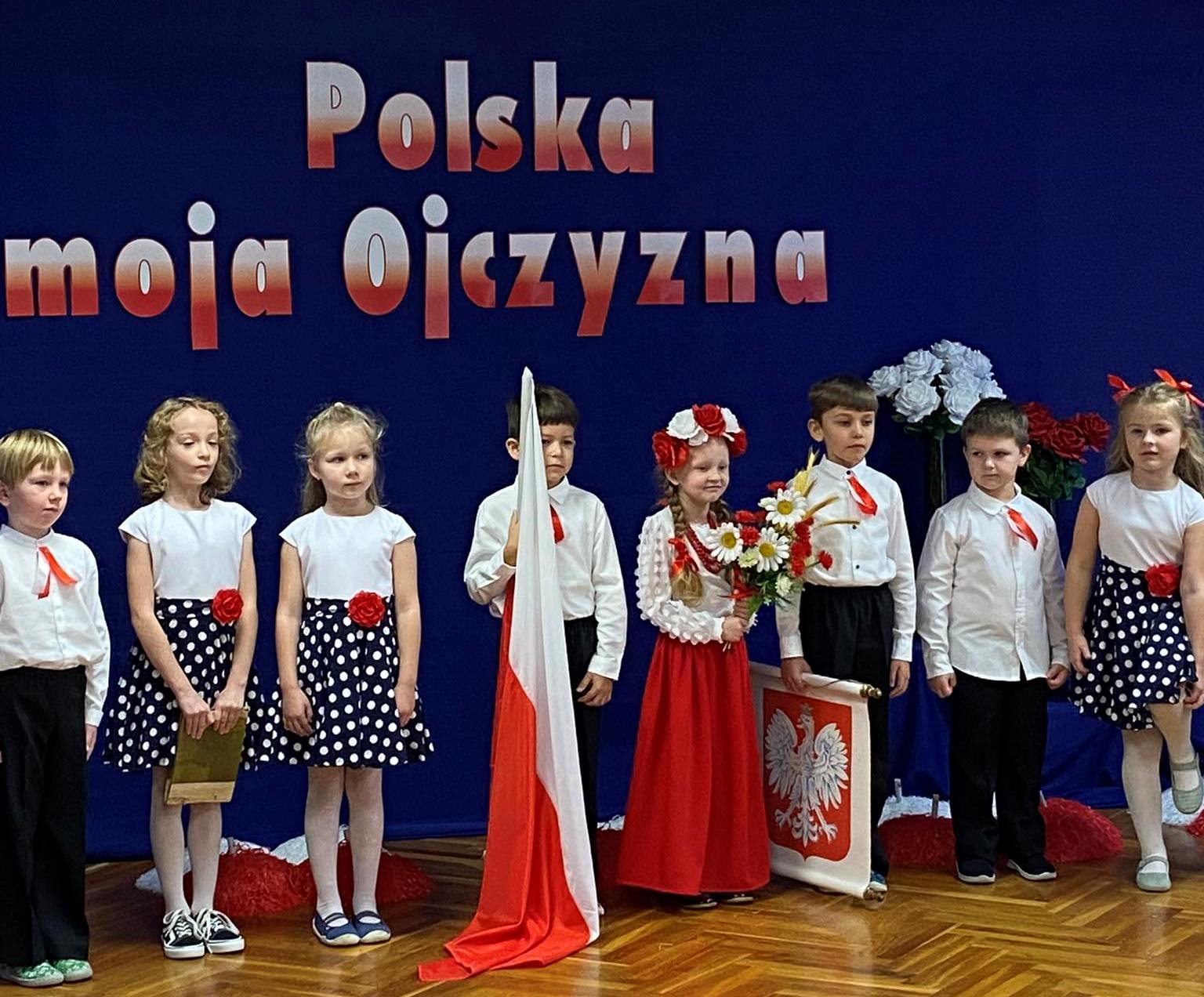 BOCHNIA. Mazurka Dąbrowskiego śpiewały także dzieci z Przedszkola nr 6 w Bochni – ZDJĘCIA