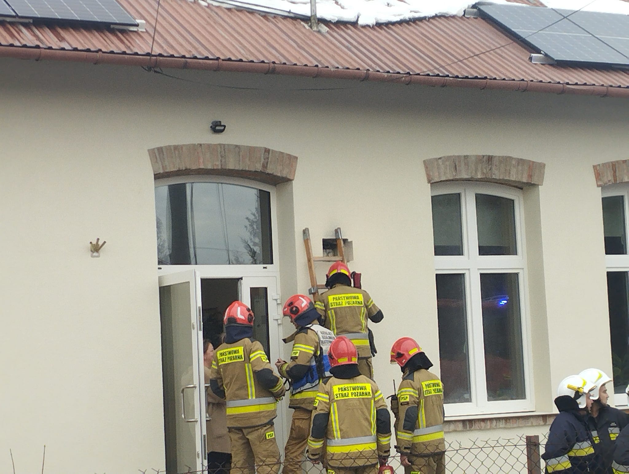 BACZKÓW. Zapaliła się skrzynka elektryczna, konieczna była ewakuacja dzieci ze szkoły – ZDJĘCIA