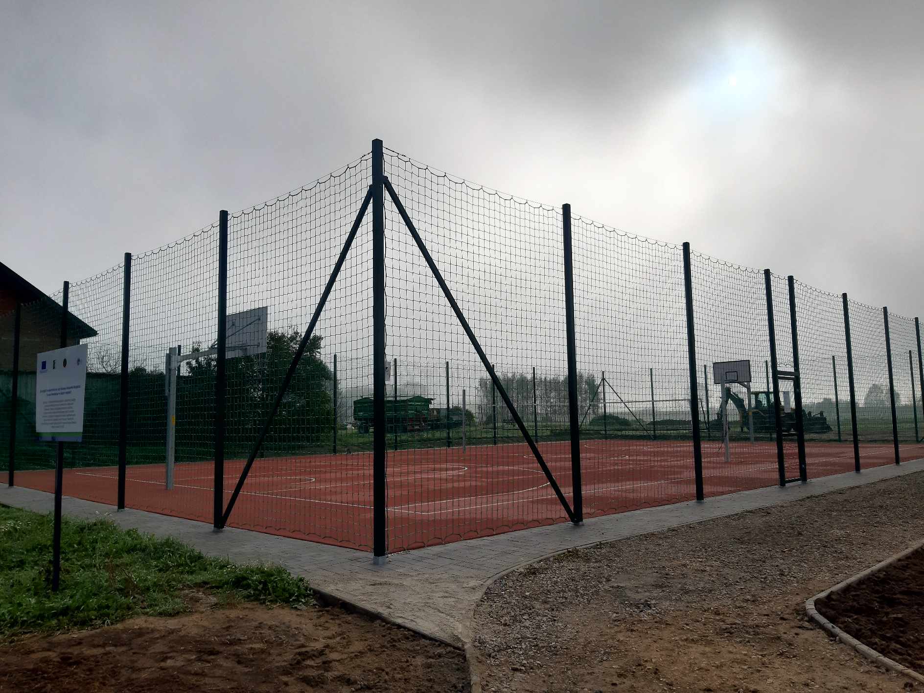 GMINA DRWINIA. W Bieńkowicach powstała strefa aktywności z dwoma boiskami do rekreacji letniej [ZDJĘCIA]