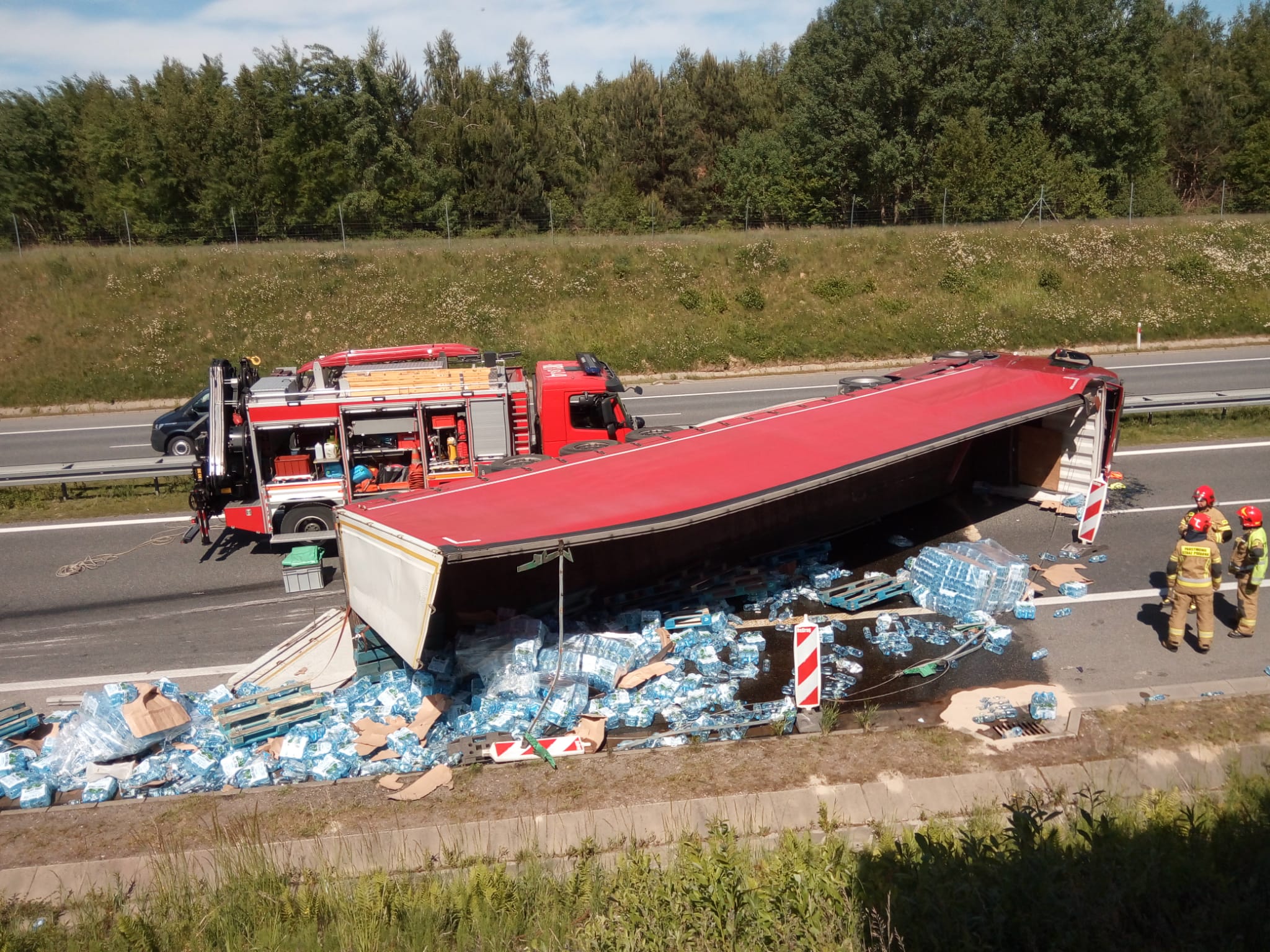 BOCHNIA-BRZESKO. Zablokowana A4, przewróciła się ciężarówka z wodą mineralną [ZDJĘCIA]