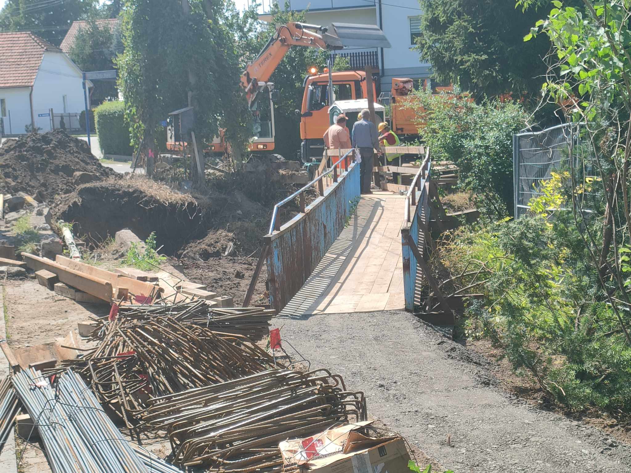 BOCHNIA. Zostaliśmy odcięci od świata grzmieli mieszkańcy Chodenic. Po interwencji kładka się pojawiła! [ZDJĘCIA]