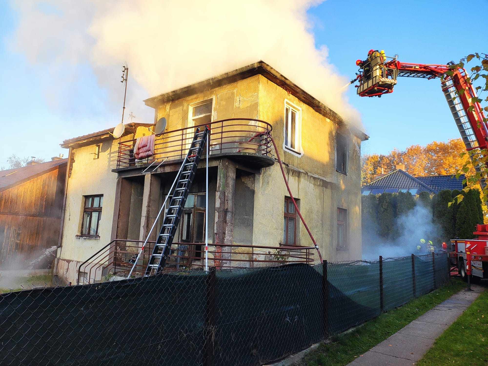 BOCHNIA. Pożar domu na ulicy Krzęczków. Jedna osoba uwięziona na balkonie [ZDJĘCIA]