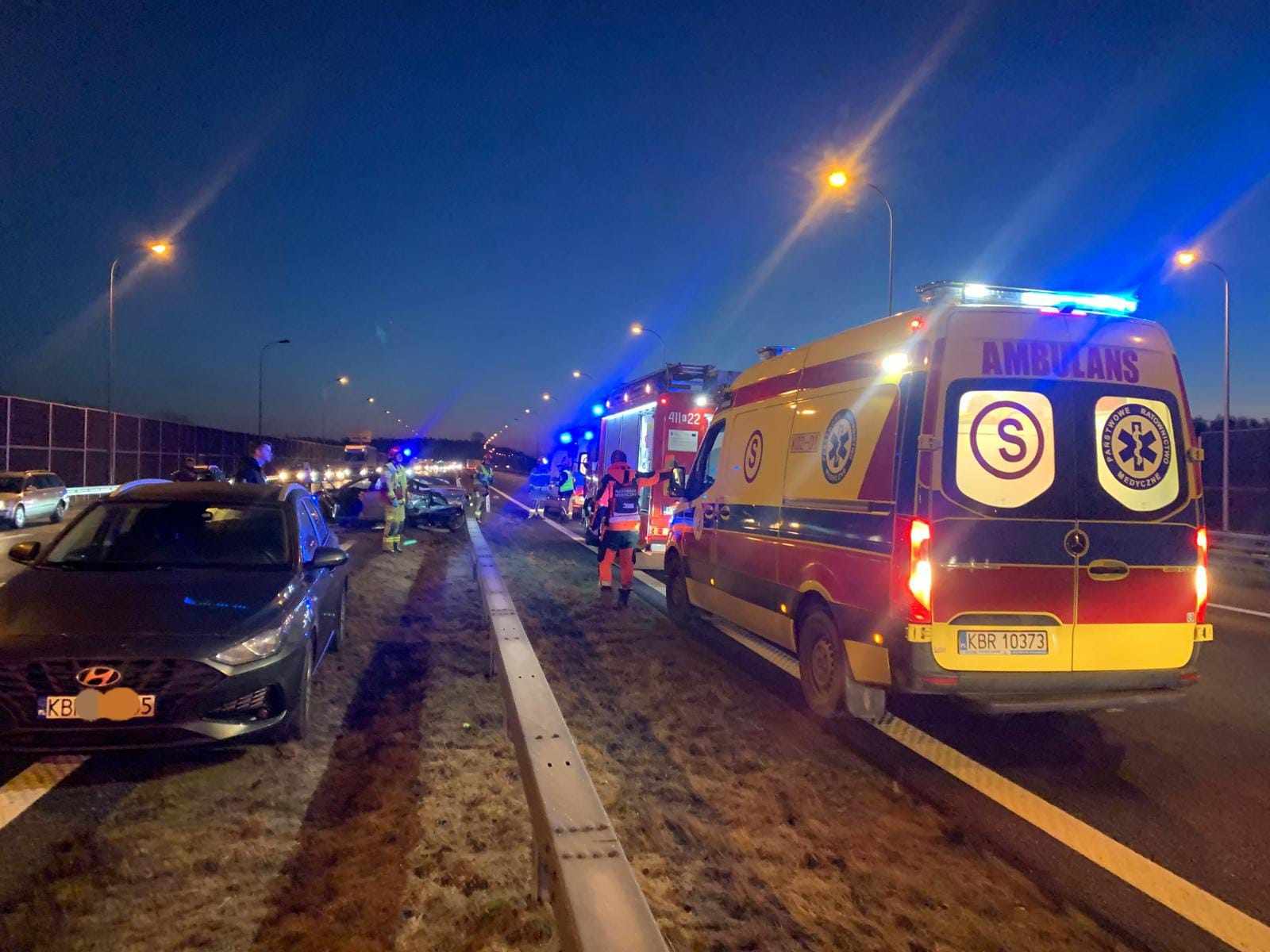 BRZESKO. Poranny wypadek na autostradzie. Dwie osoby trafiły do szpitala [ZDJĘCIA]