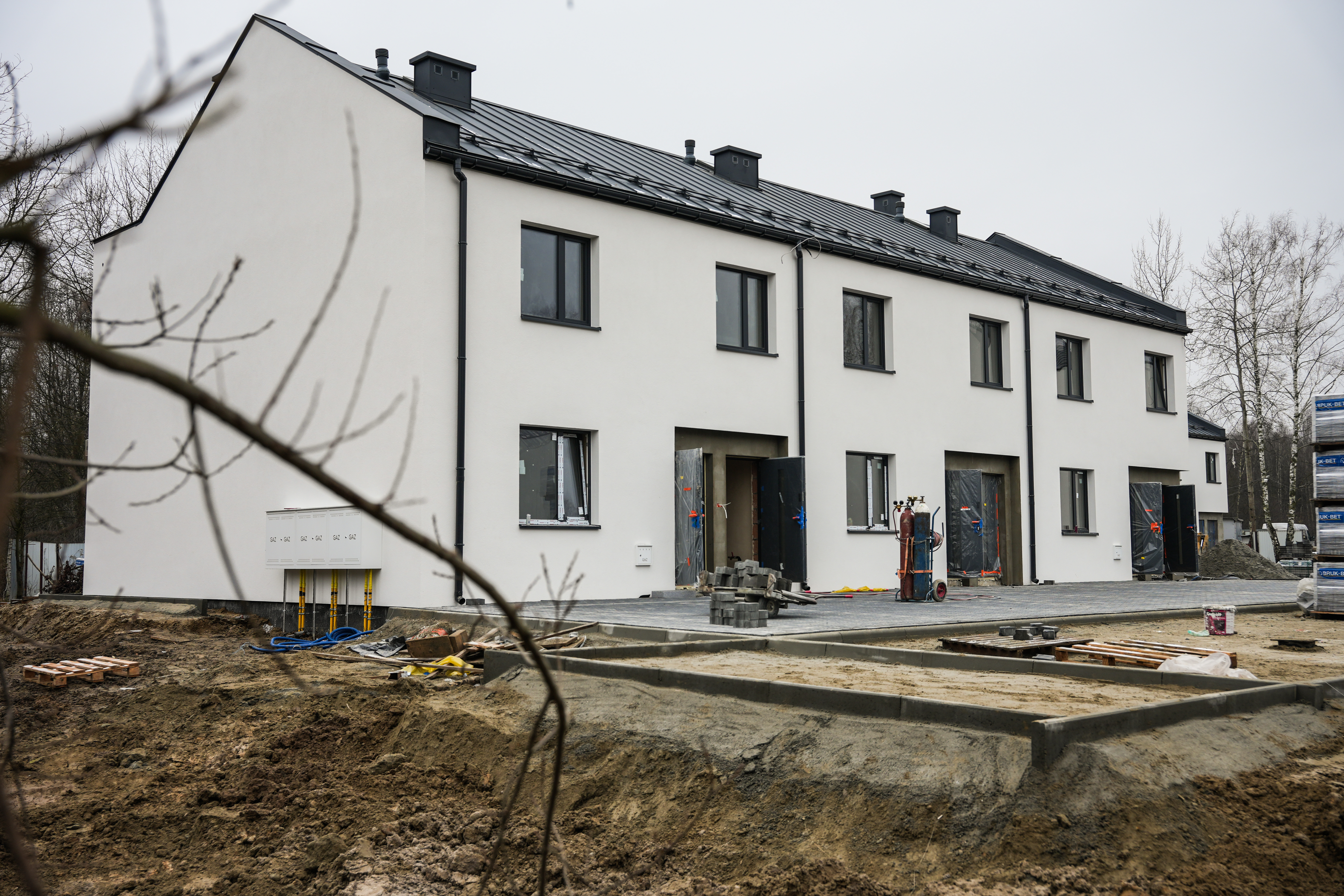 SIM MAŁOPOLSKA. W gminie Borzęcin powstaje nowe osiedle domów w zabudowie szeregowej. Zostały już ostatnie wolne trzypokojowe mieszkania!