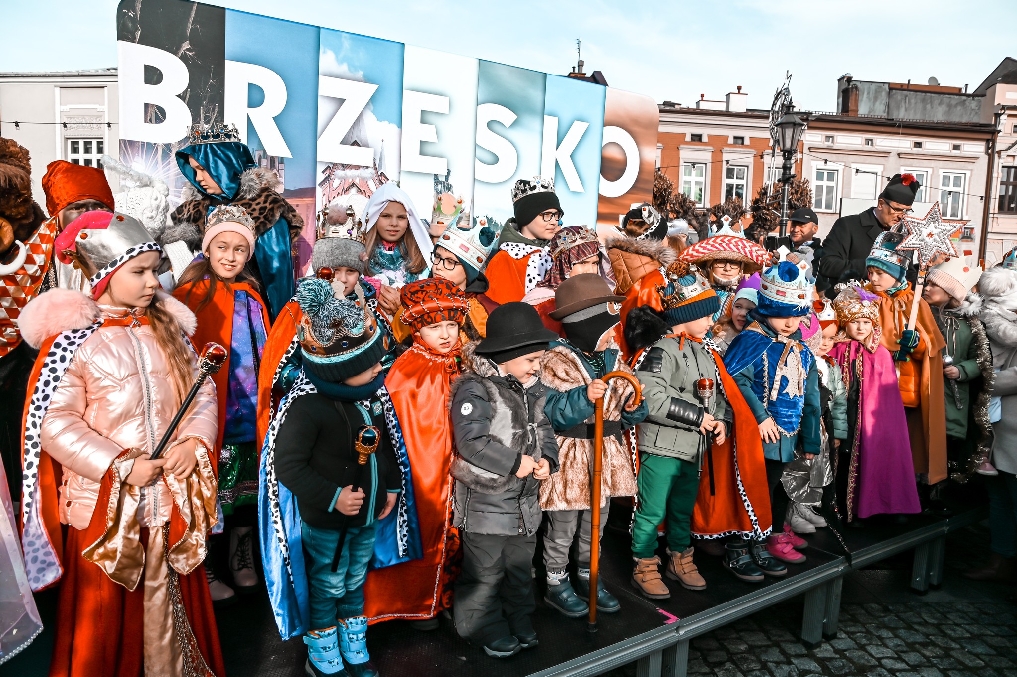 BRZESKO. Orszak Trzech Króli przeszedł ulicami Brzeska [ZDJĘCIA]