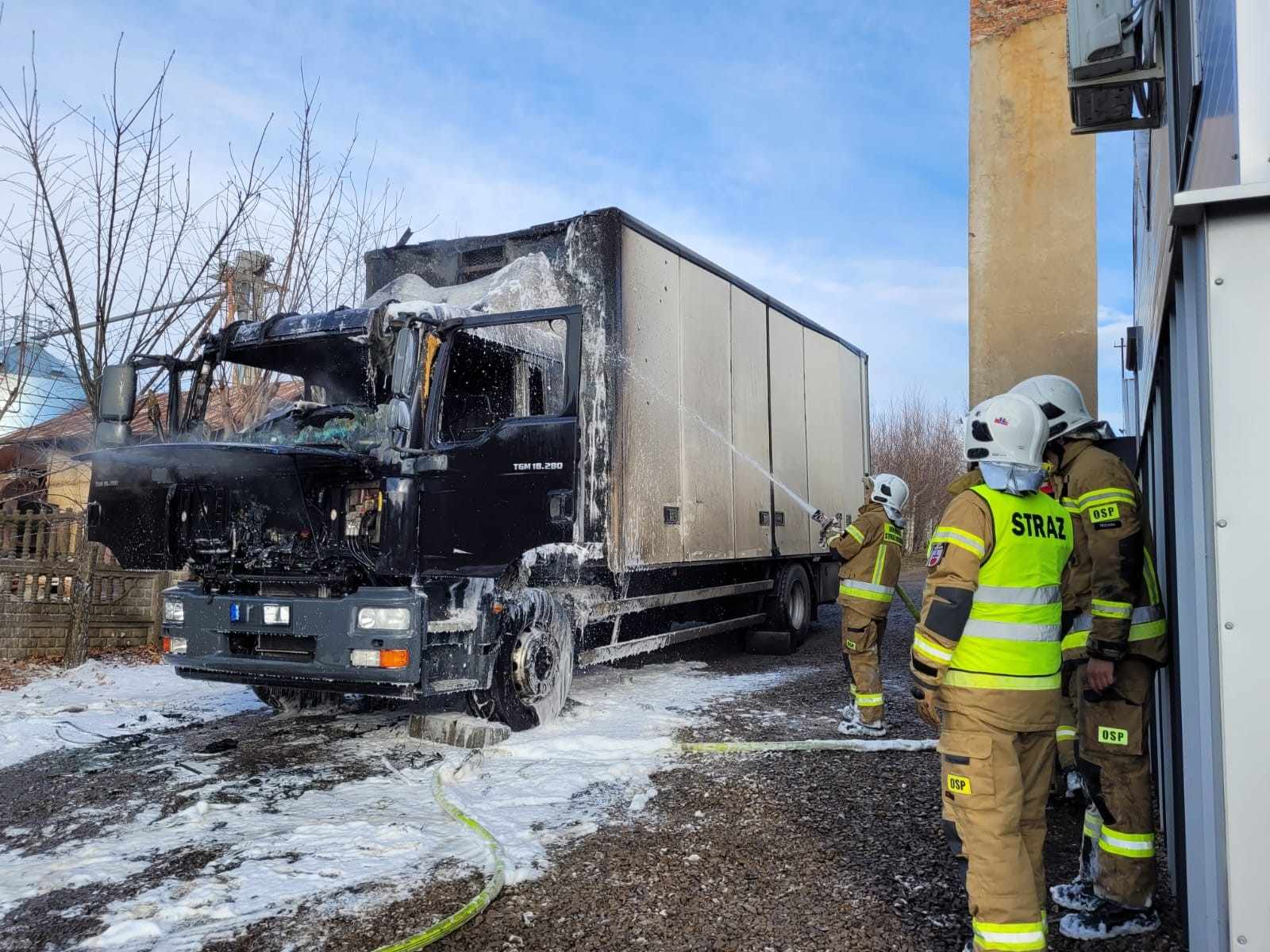 TRZCIANA. Pożar samochodu ciężarowego. Zagrożony był też budynek [ZDJĘCIA]