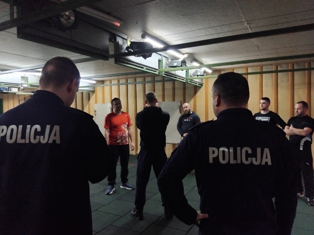 POWIAT BRZESKI. Policjanci uczyli ratowników medycznych technik samoobrony