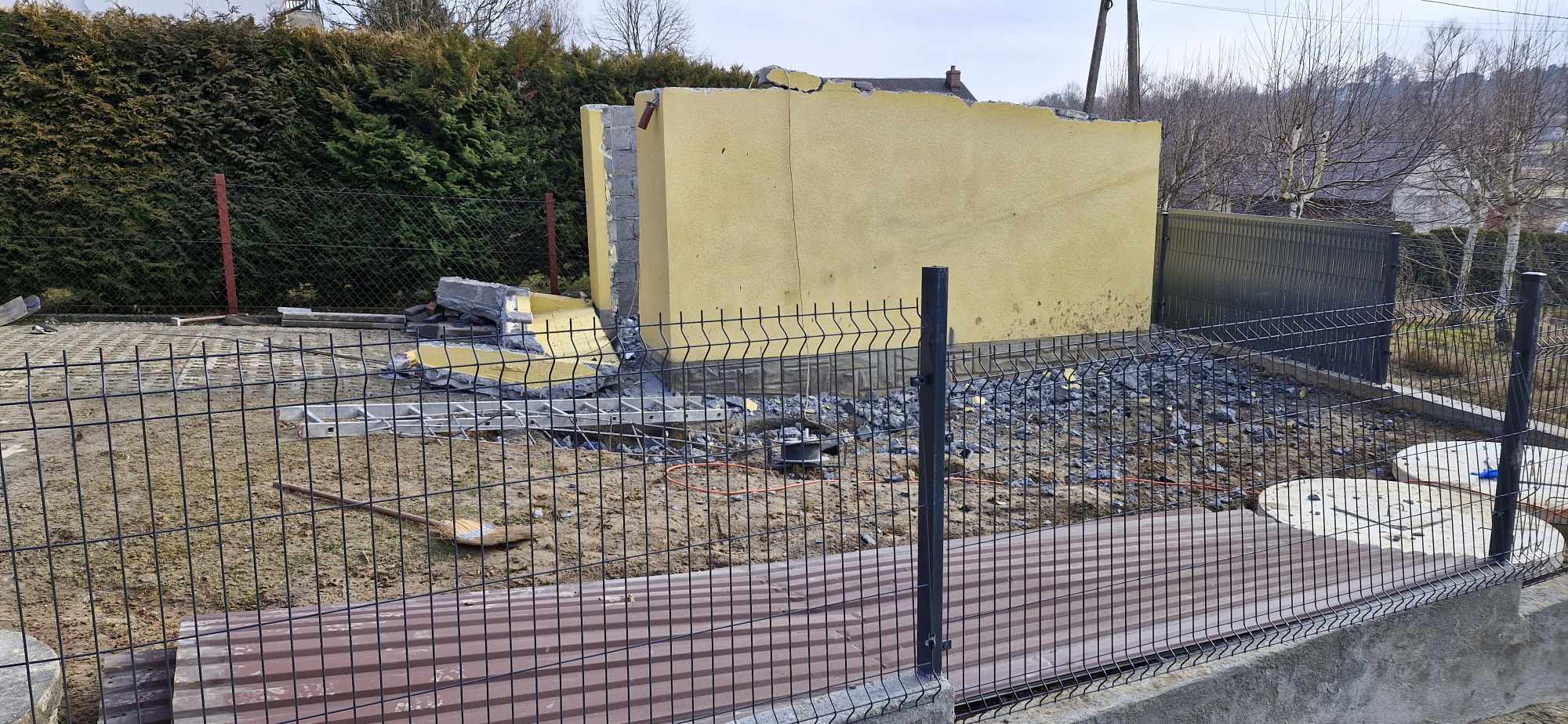 KOBYLE. Wypadek podczas prac wyburzeniowych. Ojciec i syn trafili do szpitala