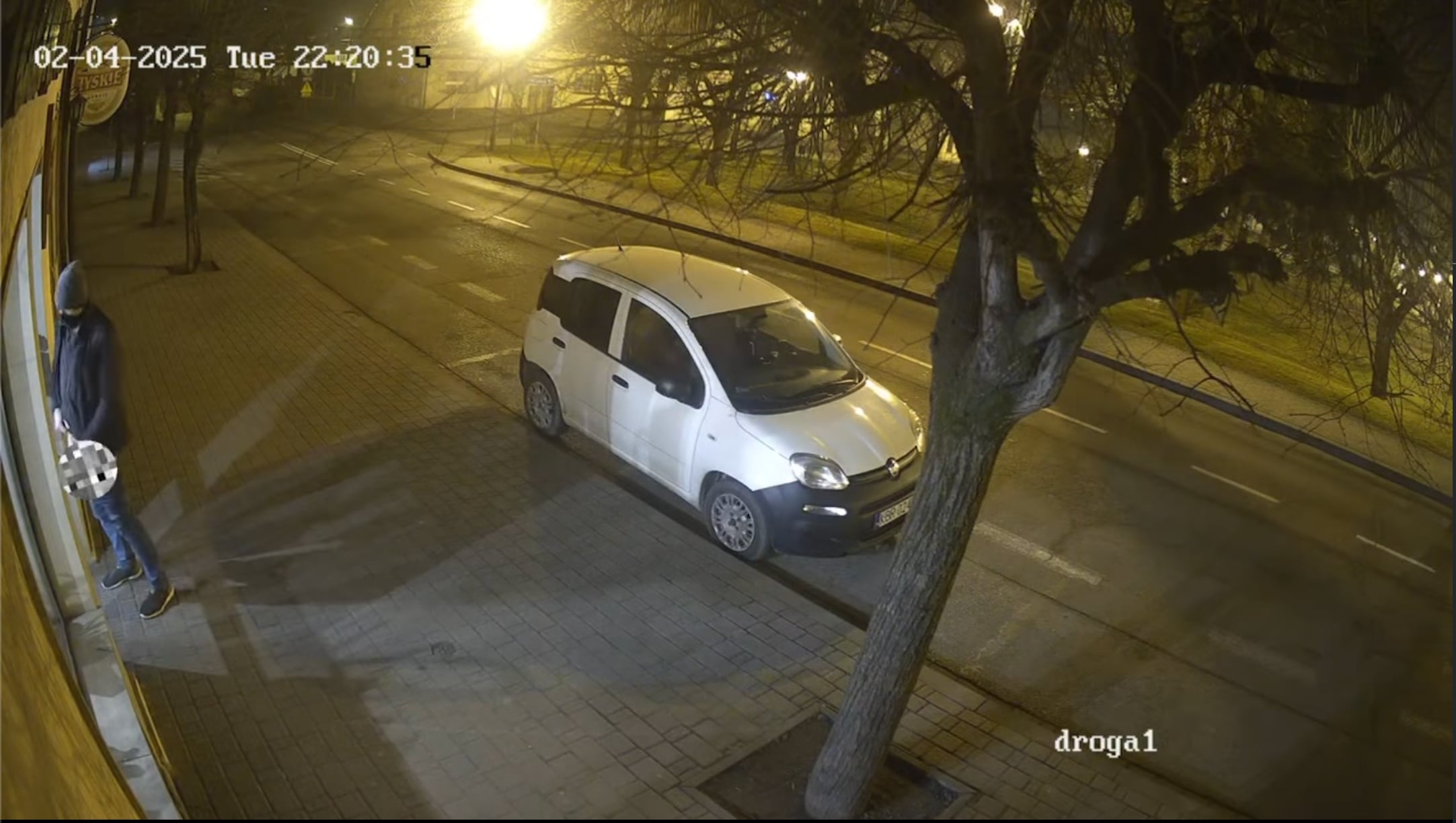 NOWY WIŚNICZ. Policja szuka mężczyzny, który obnażał się przed obsługą lokalu. Jest nagranie [WIDEO]