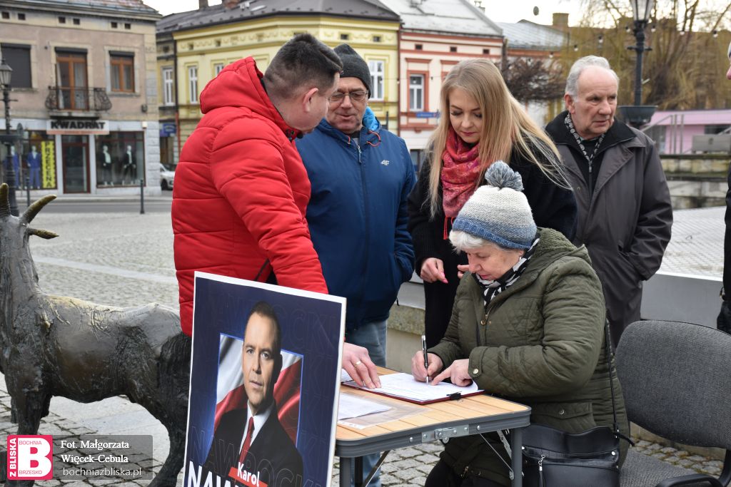 BRZESKO. Na brzeskim Rynku zainaugurowano akcję zbierania podpisów na Karola Nawrockiego [ZDJĘCIA]