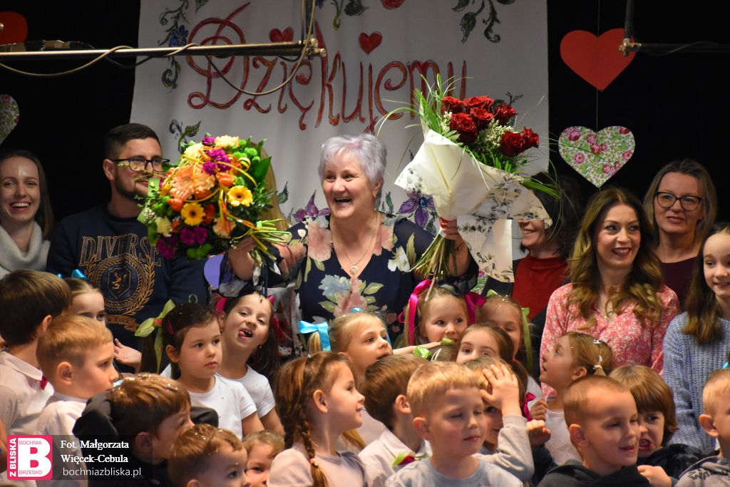 BOCHNIA. Dzieci, rodzice i personel przedszkola pożegnali ukochaną nauczycielkę „Górniczego Kącika” [ZDJĘCIA, WIDEO]