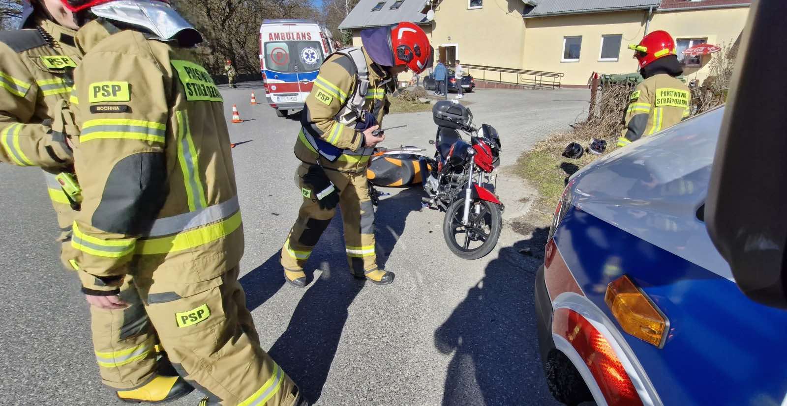 BOCHNIA. Na Krzyżanowickiej zderzyły się dwa motorowery. Dwie osoby trafiły do szpitala [ZDJĘCIA]