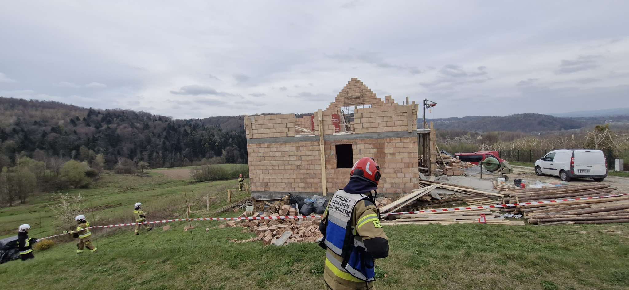 SOBOLÓW. Przewróciła się ściana w budowanym domu. Dwóch mężczyzn trafiło do szpitala [ZDJĘCIA]