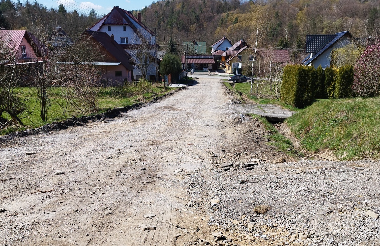 GMINA TRZCIANA. Modernizują drogę Kamionna-Zastawie [ZDJĘCIA]