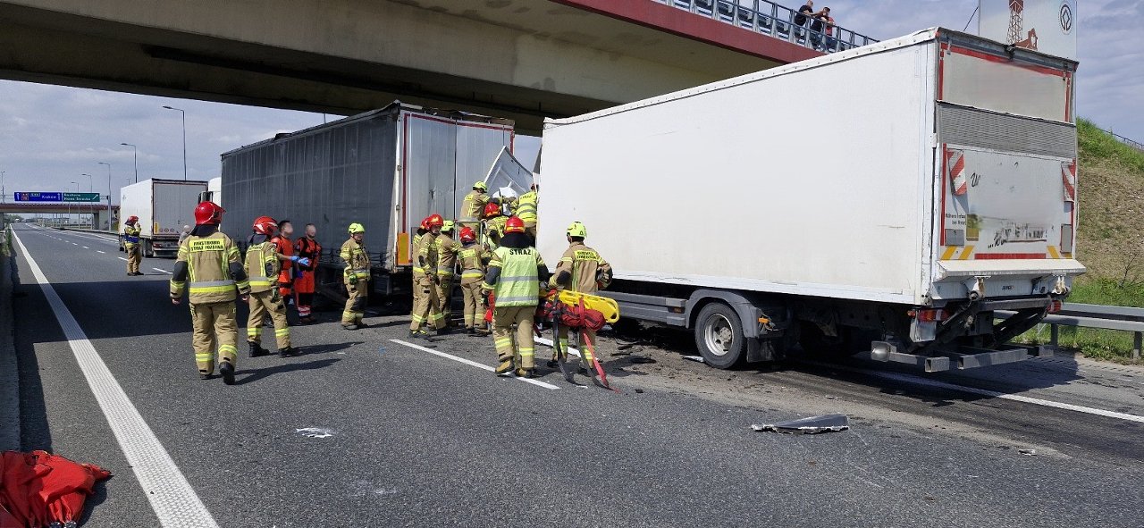 🔴BOCHNIA. Tragiczny wypadek na A4. Nie żyje jedna osoba, pas w kierunku Krakowa jest zablokowany [ZDJĘCIA]