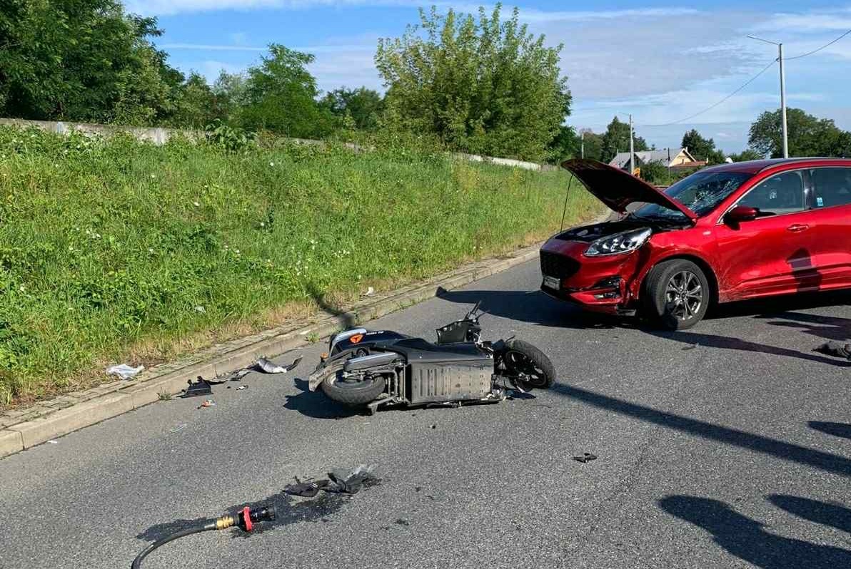 BOCHNIA. Dziś rano przy ulicy Krzyżanowickiej samochód zderzył się z motocyklem [ZDJĘCIA]