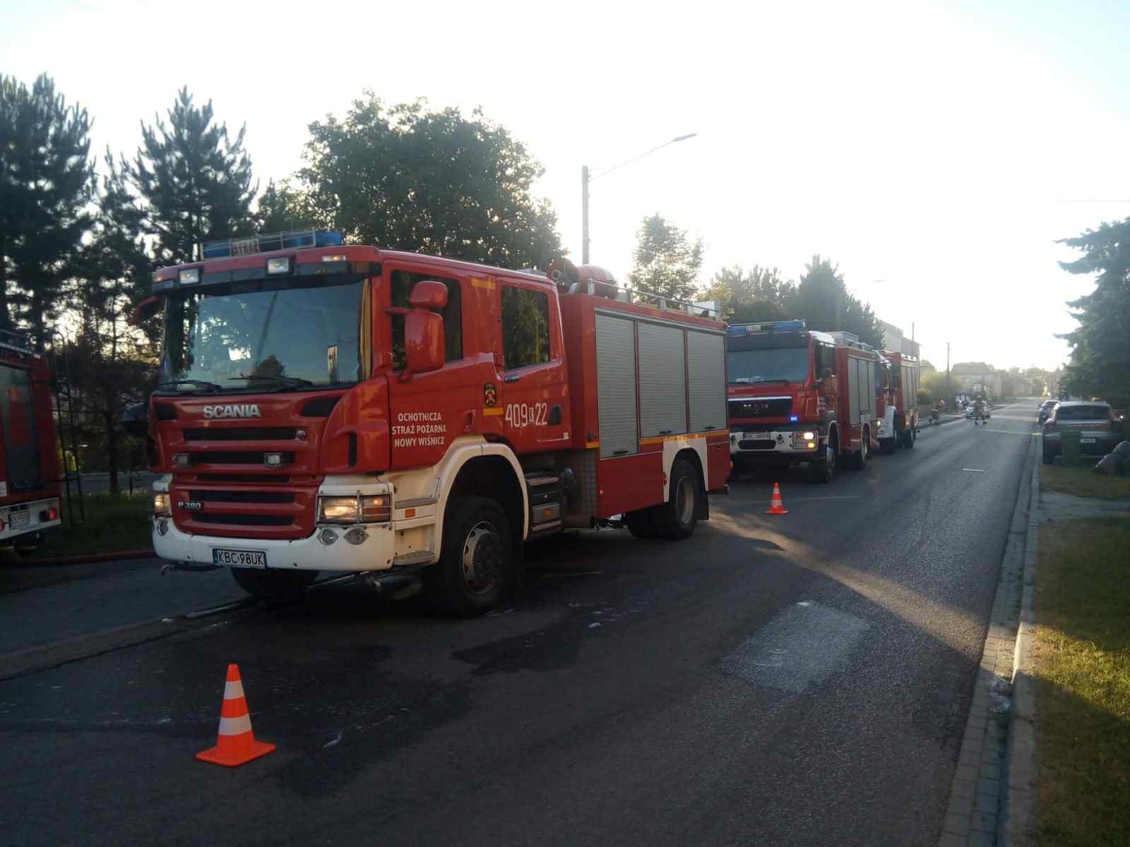 BOCHNIA. Pożar w zakładzie produkcyjnym przy ul. Karosek. Nie ma osób poszkodowanych [ZDJĘCIA]