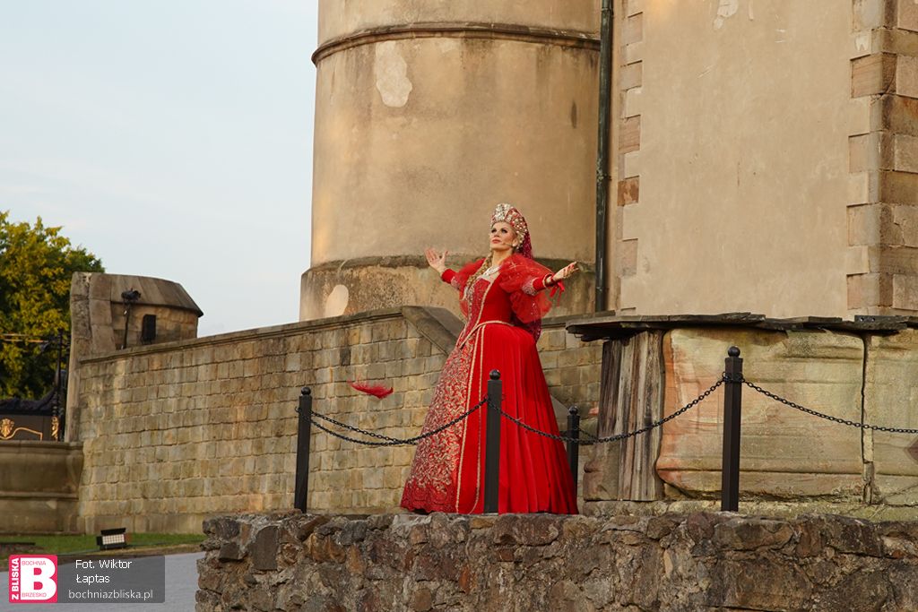 NOWY WIŚNICZ. W wyjątkowej scenerii zamku monumentalny spektakl, opera „Bona Sforza” [ZDJĘCIA]