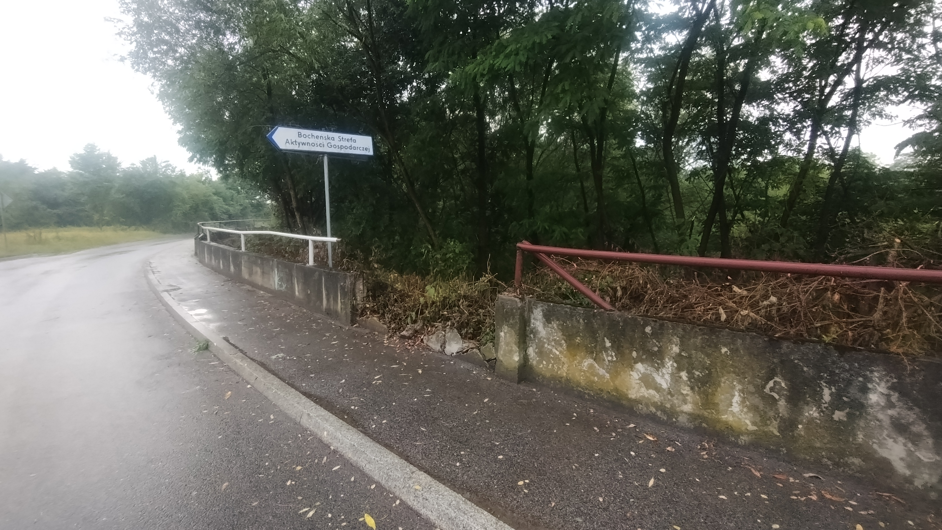 🔴 BOCHNIA. Mieszkańcy alarmują przez uszkodzony mur – Raba może zalać BSAG i os. Smyków [ZDJĘCIA]