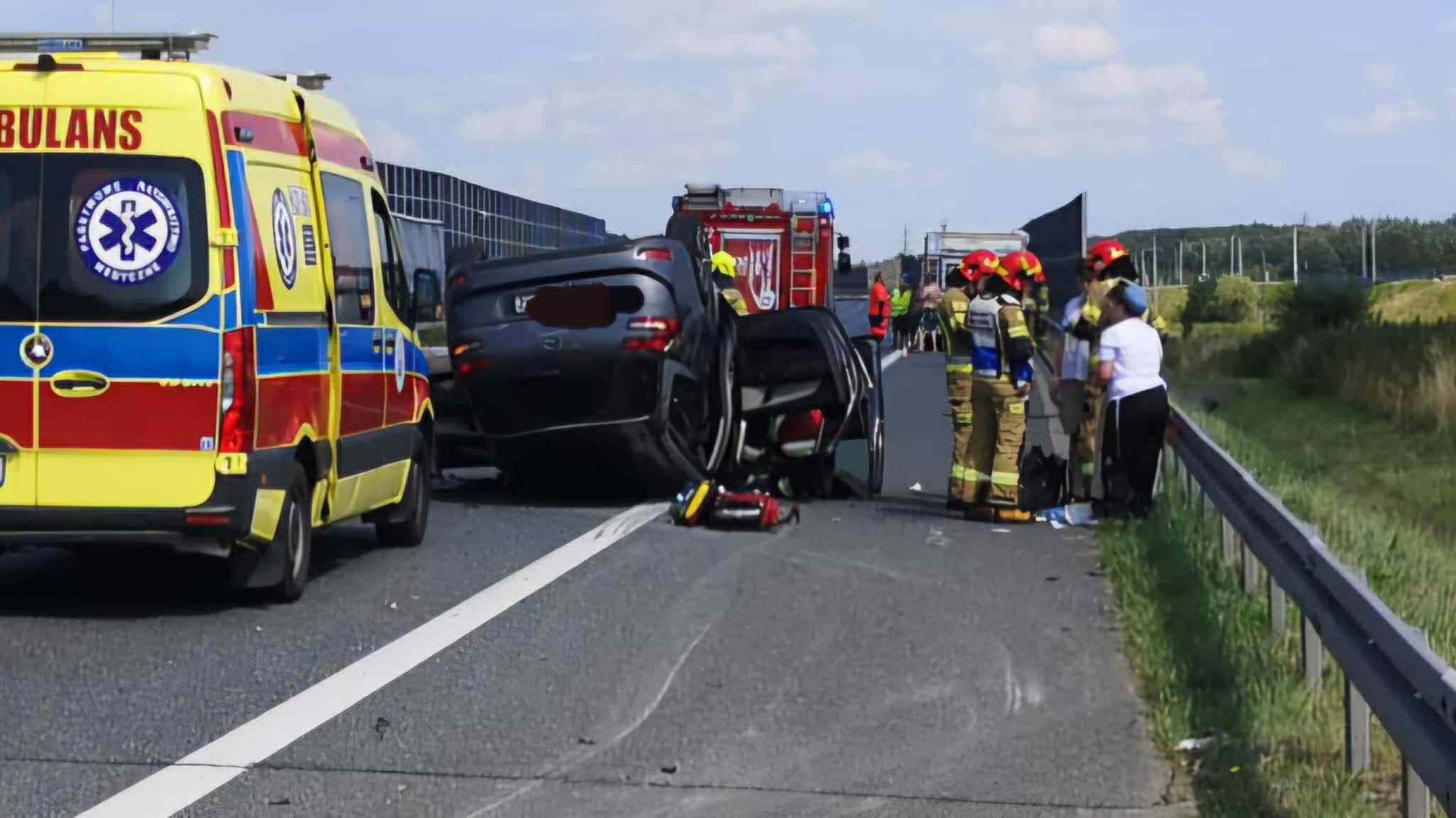 BRZESKO. Autostrada całkowicie zablokowana. Zderzyły się dwa samochody. Są ranni!