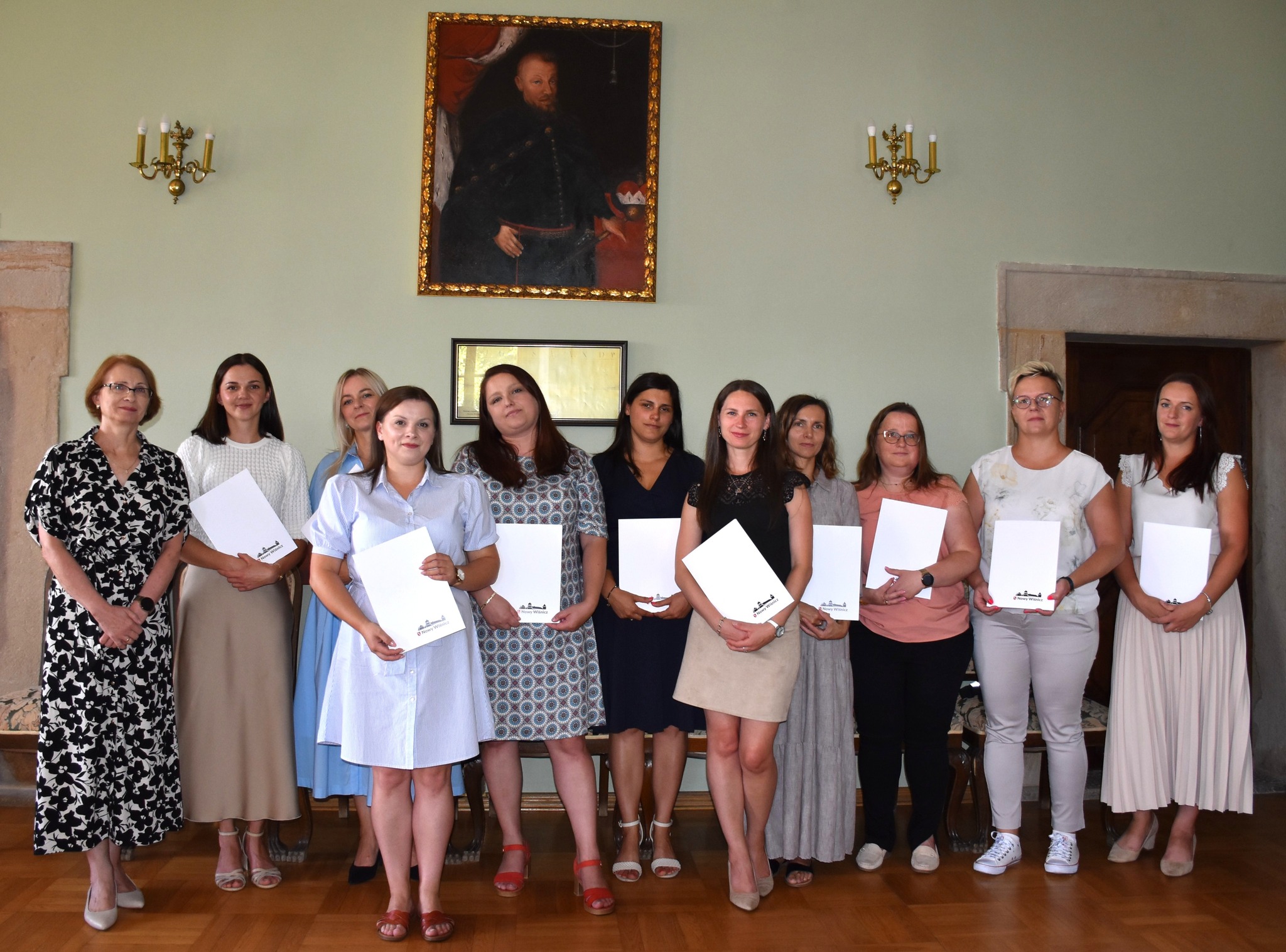 NOWY WIŚNICZ. Dziesięć nauczycielek z gminnych szkół i przedszkoli odebrało akty awansu zawodowego [ZDJĘCIA]