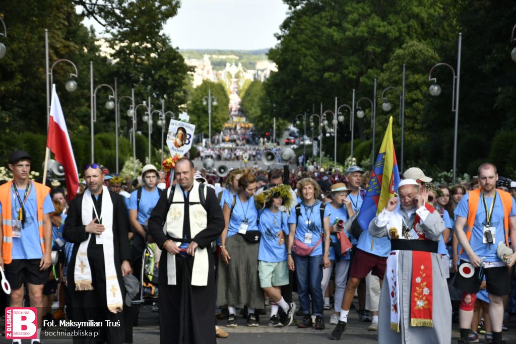 Z BOCHNI NA JASNA GÓRĘ. Ósmy dzień wędrówki i wejście do Częstochowy [ZDJĘCIA]