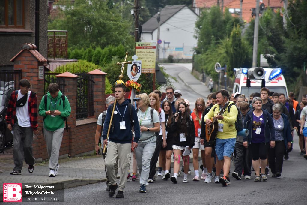 Z BOCHNI NA JASNĄ GÓRĘ. Grupa nr 3 wyruszyła dziś rano do Częstochowy [ZDJĘCIA]