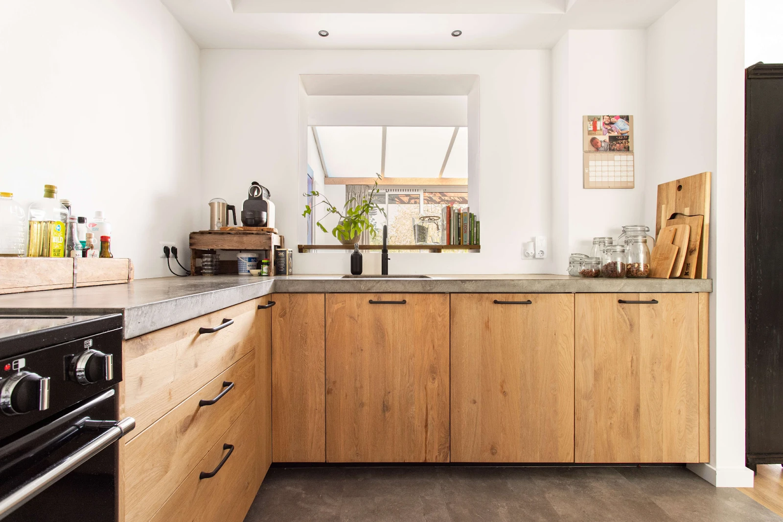 Co lepsze do kuchni: drewno lite, MDF czy plastik?