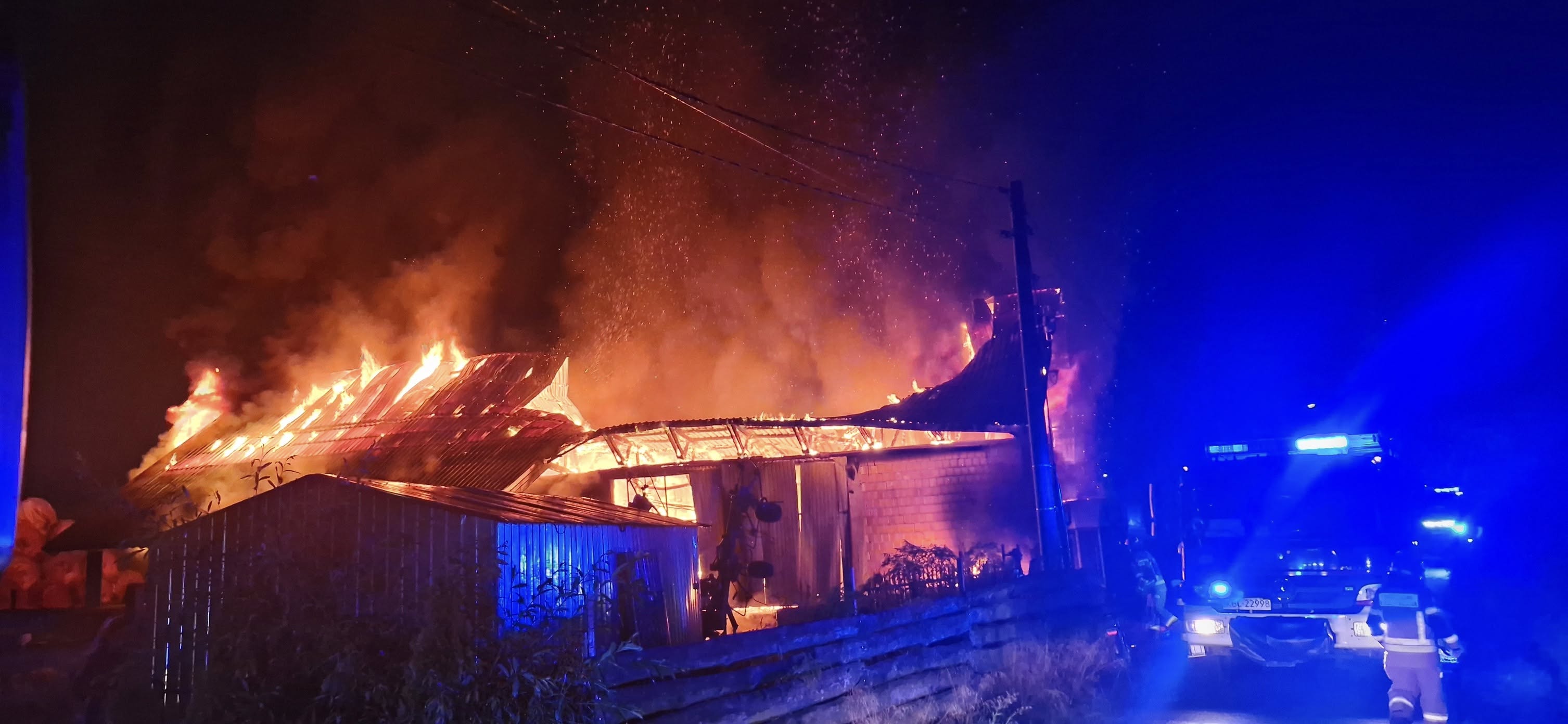GMINA RZEZAWA. W nocy spalił się budynek gospodarczy. Ruszyła zbiórka, by pomóc rodzinie [ZDJĘCIA]