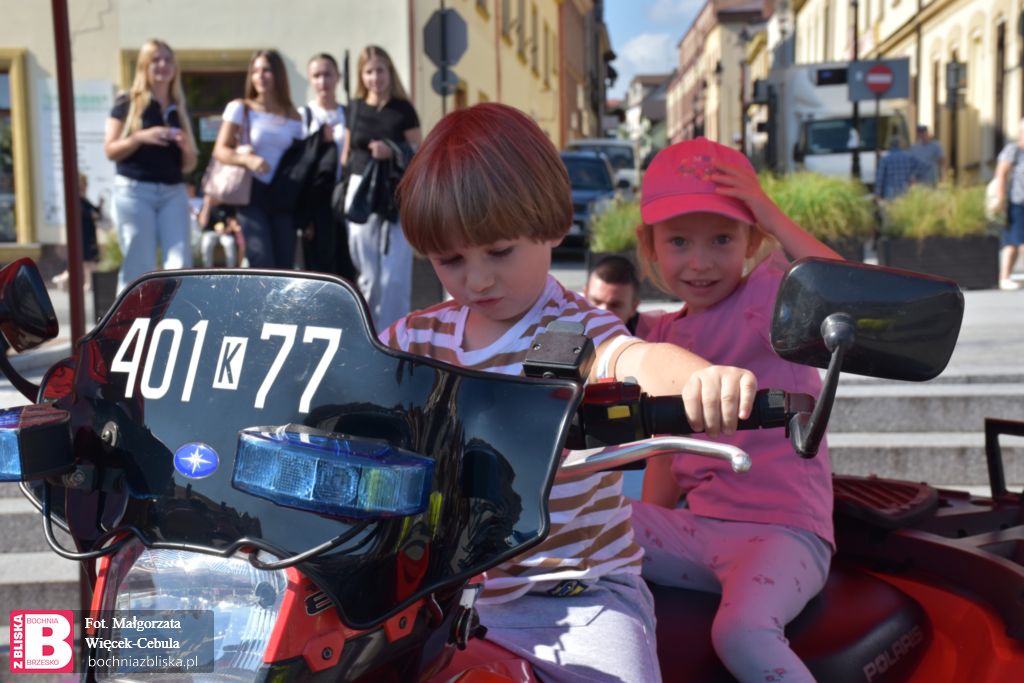 POWIAT BOCHEŃSKI. Na Rynku w Bochni zorganizowano Targi Pracy Służb Mundurowych [ZDJĘCIA]