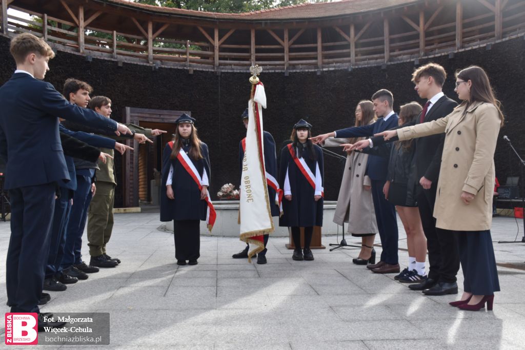 BOCHNIA. Potężni w tężni, czyli ślubowanie klas pierwszych I LO w Bochni [DUŻO ZDJĘĆ]