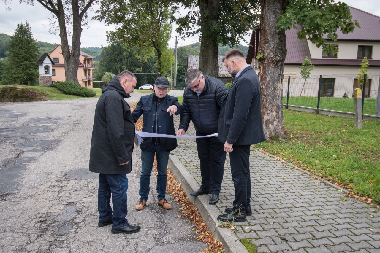 LIPNICA MUROWANA. 650 tys. na remont dwóch odcinków w Borównej i Rajbrocie