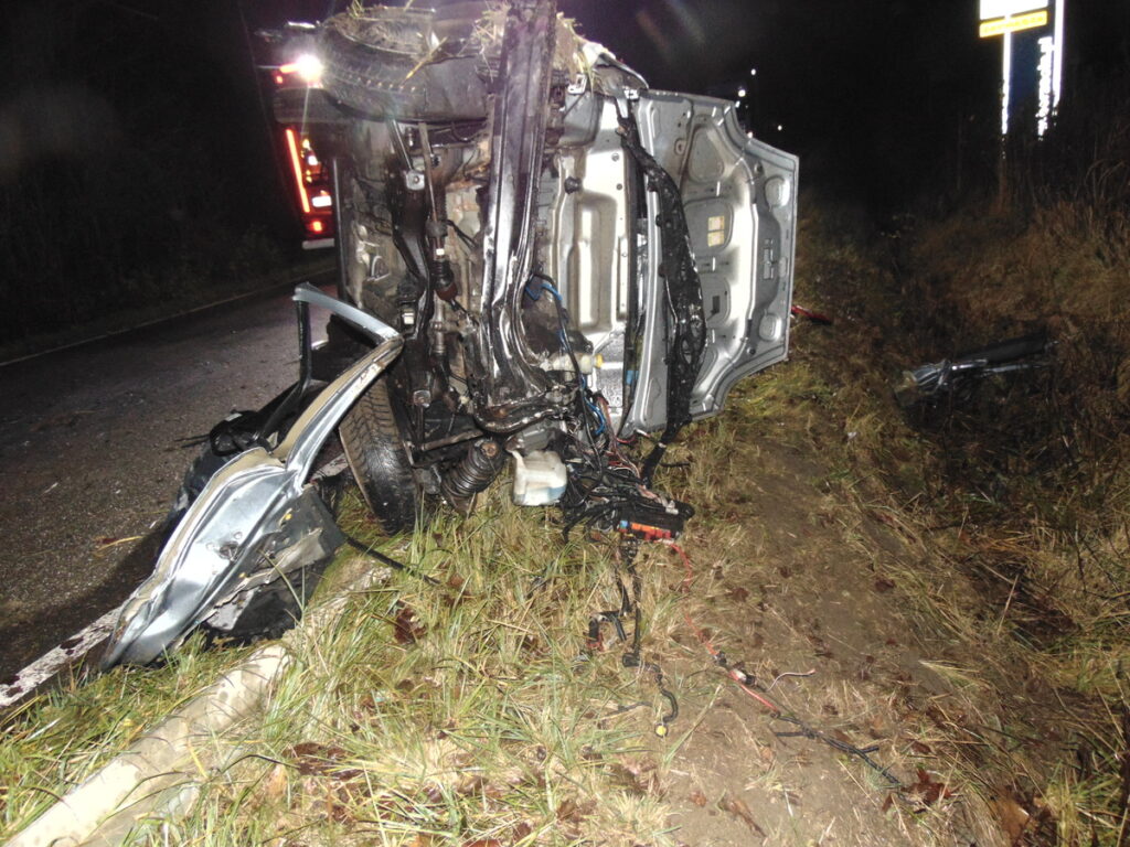 POWIAT BRZESKI. 24-latek stracił panowanie nad samochodem, uderzył w bariery i dachował [ZDJĘCIA]