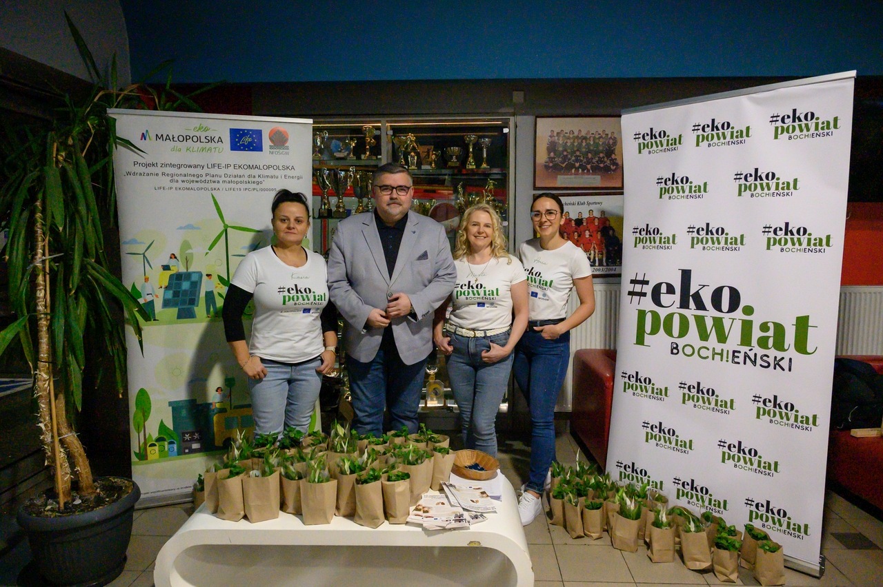POWIAT BOCHEŃSKI. #ekoPowiatBocheński – sadzonki roślin i działania na rzecz poprawy jakości powietrza [ZDJĘCIA]