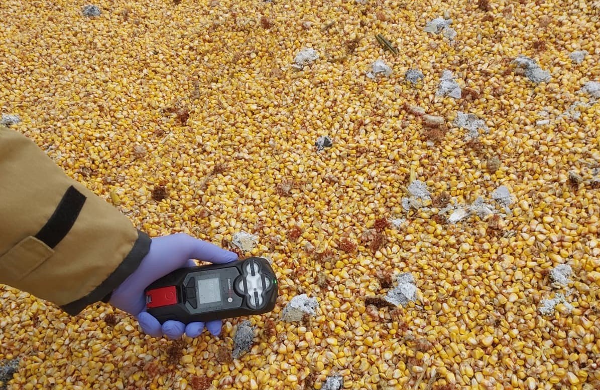 WIŚNICZ MAŁY. Policja ustala, kto rozsypał nieznaną substancję na pryzmie kukurydzy