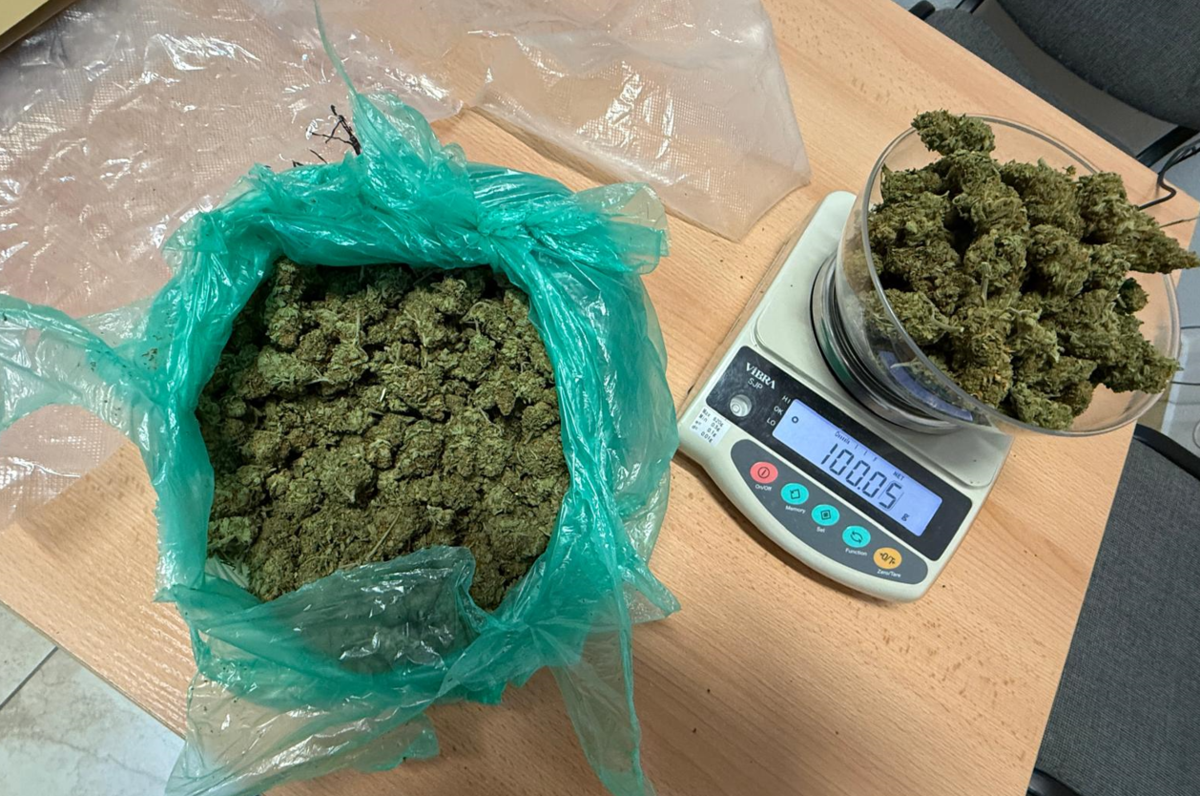 ŁAPCZYCA. Uciekając przez policjantami wyrzucili z samochodu narkotyki