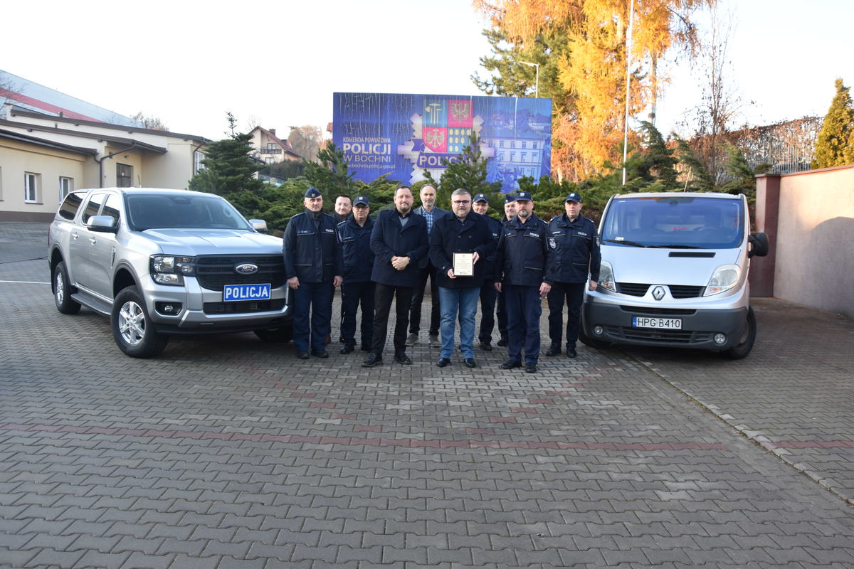 BOCHNIA. Trzy nowe, nieoznakowane radiowozy dołączyły do floty pojazdów KPP w Bochni