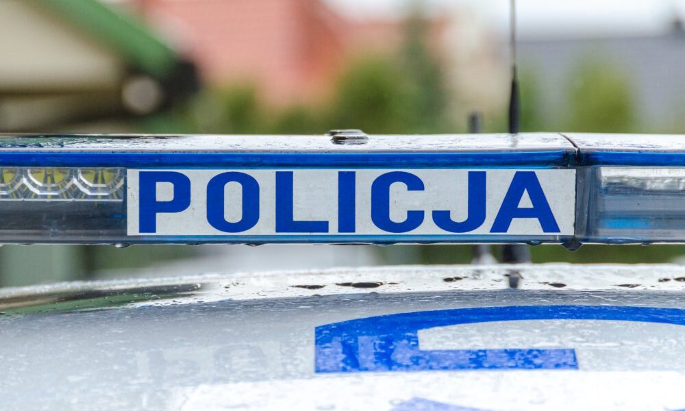 BOCHNIA. Policja zatrzymała mężczyzn, którzy wymusili na 80-latku, by kupił zegarek i perfumy za 1000 zł