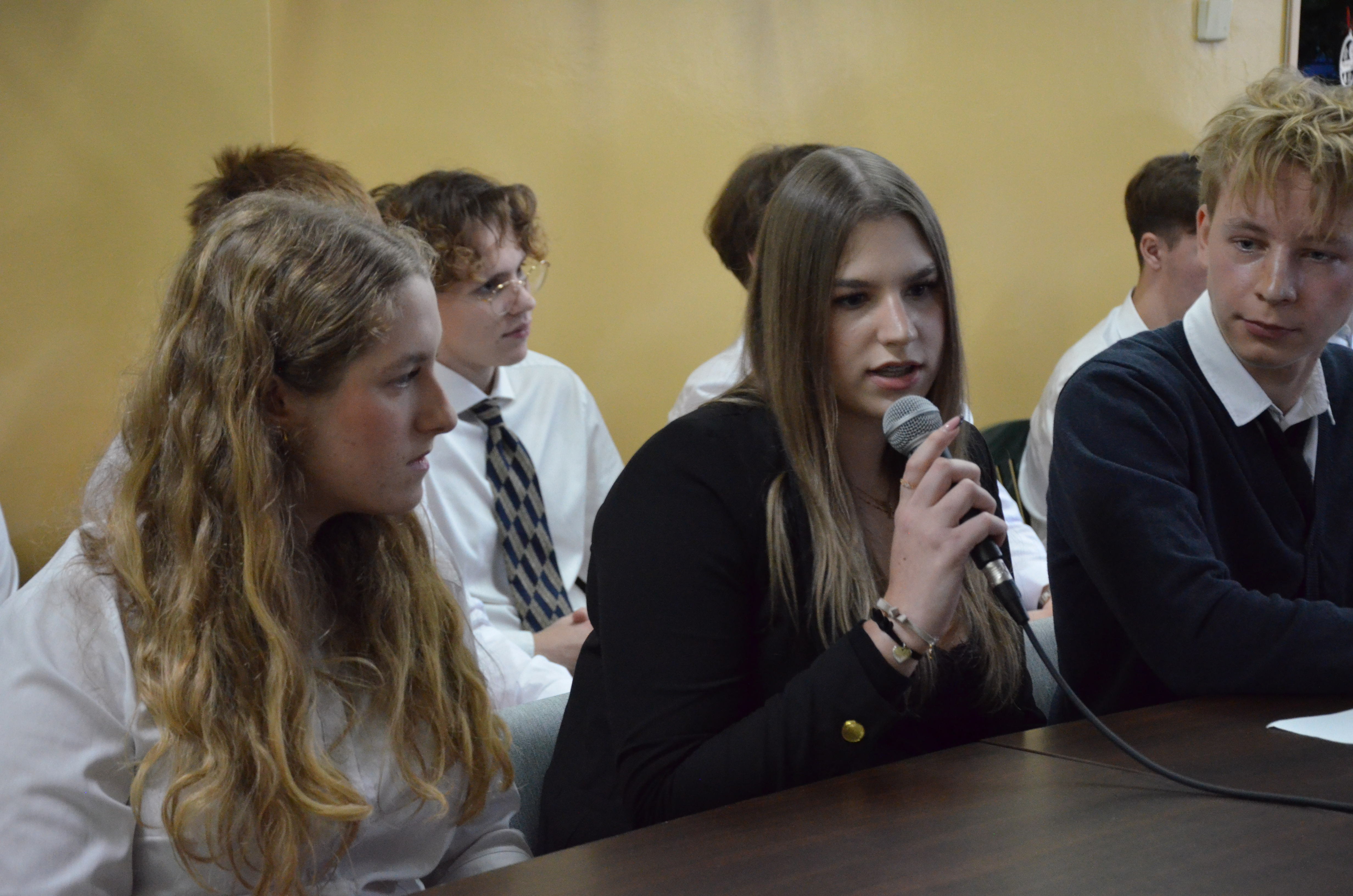 BOCHNIA. Młodzi ludzie o przyszłości edukacji – panel dyskusyjny powiatu bocheńskiego w II LO w Bochni [ZDJĘCIA]
