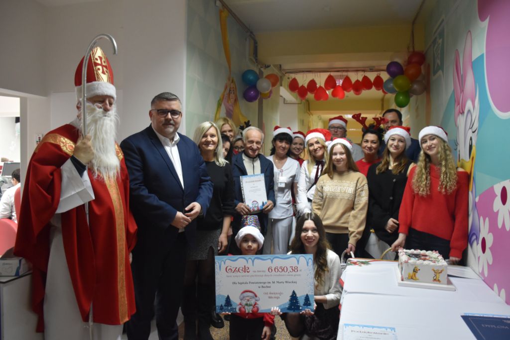 BOCHNIA. Mikołaj odwiedził oddział dziecięcy bocheńskiego szpitala [ZDJĘCIA]