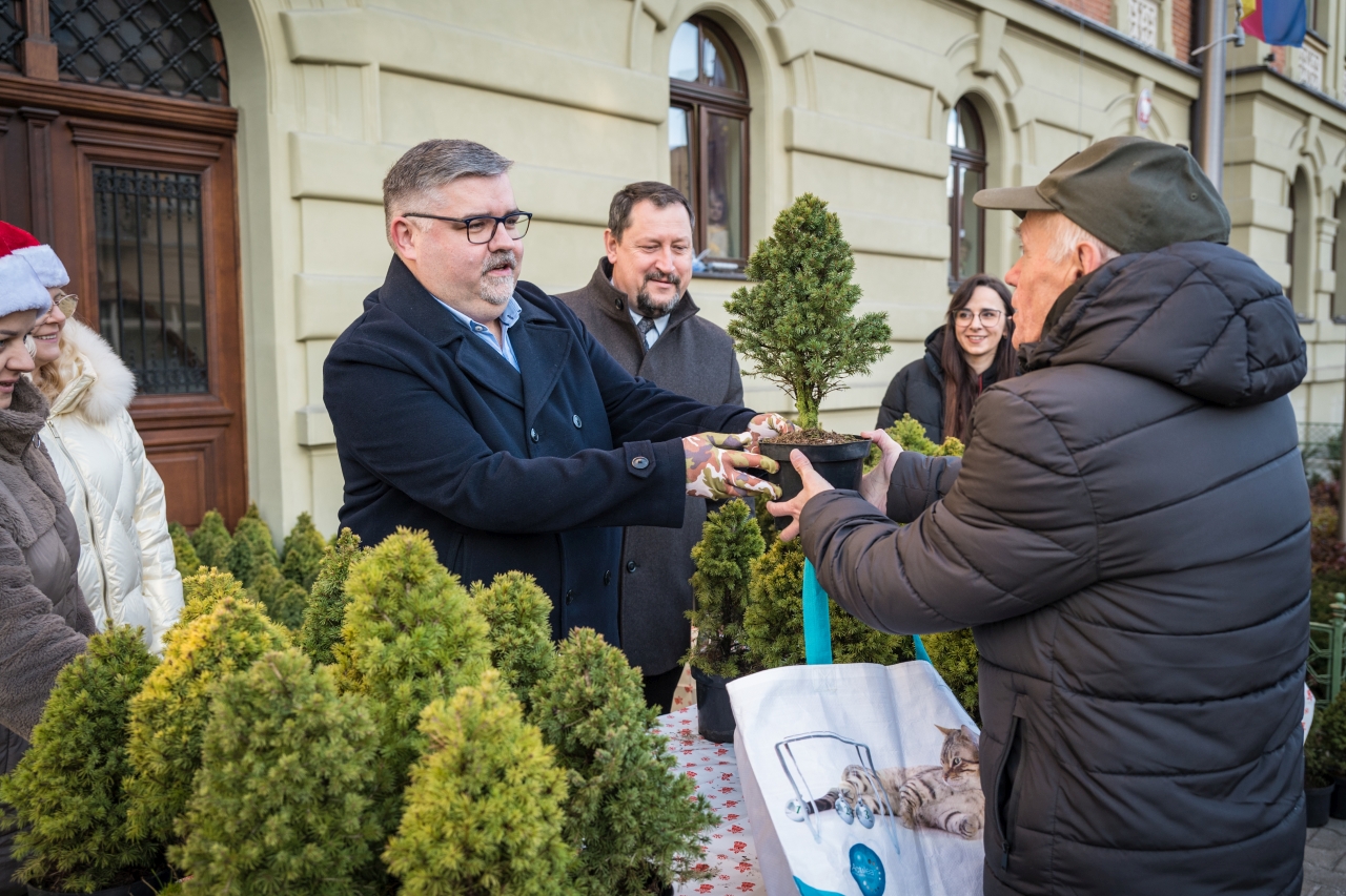 POWIAT BOCHEŃSKI. Zebrali tonę makulatury i rozdali 500 świątecznych drzewek [ZDJĘCIA]