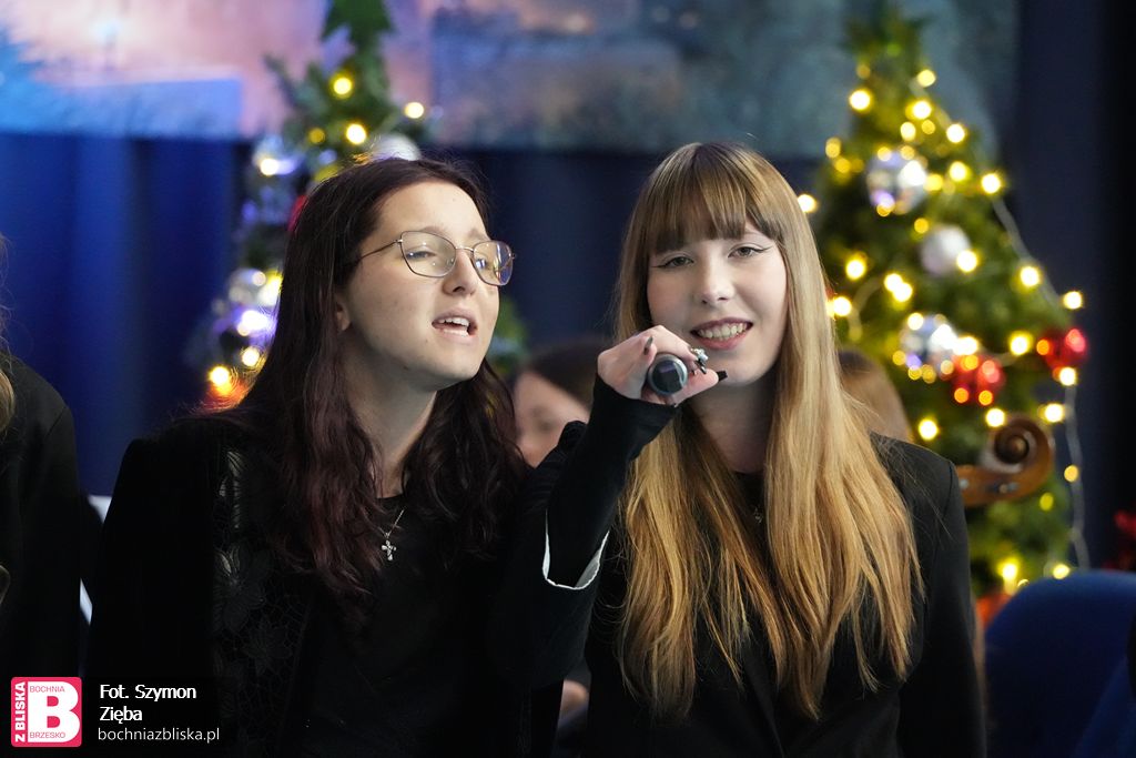 POWIAT BOCHEŃSKI. VIII Charytatywny Koncert Kolęd w ZS nr 1 w Bochni [ZDJĘCIA]