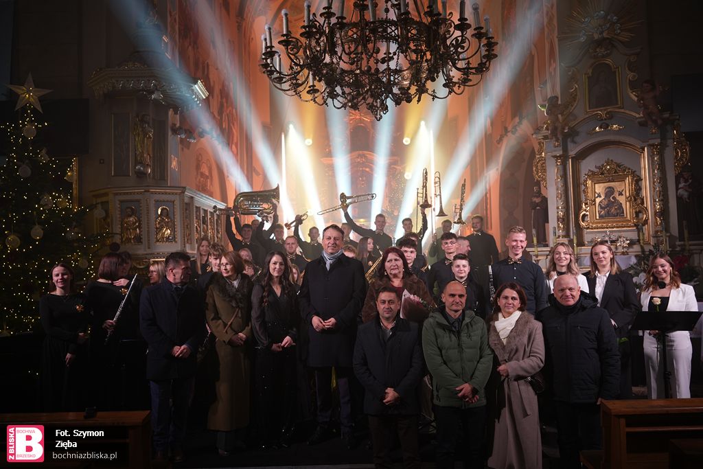 KRÓLÓWKA. Przepiękny koncert kolęd i pastorałek w wykonaniu Strażackiej Orkiestry Dętej w Królówce i solistów [ZDJĘCIA]
