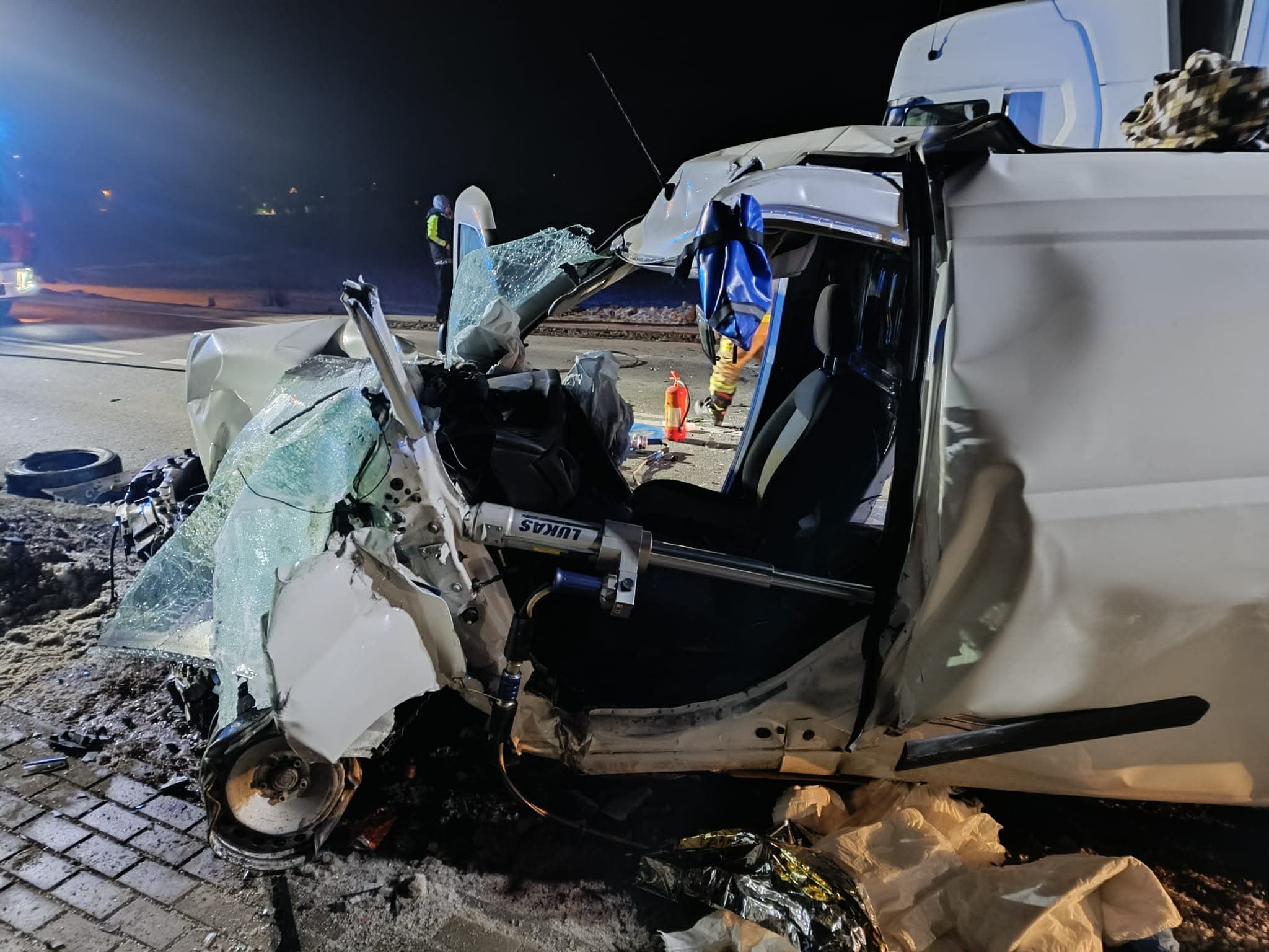 USZEW. Groźny wypadek na DK75. Kierowca busa trafił do szpitala [ZDJĘCIA]