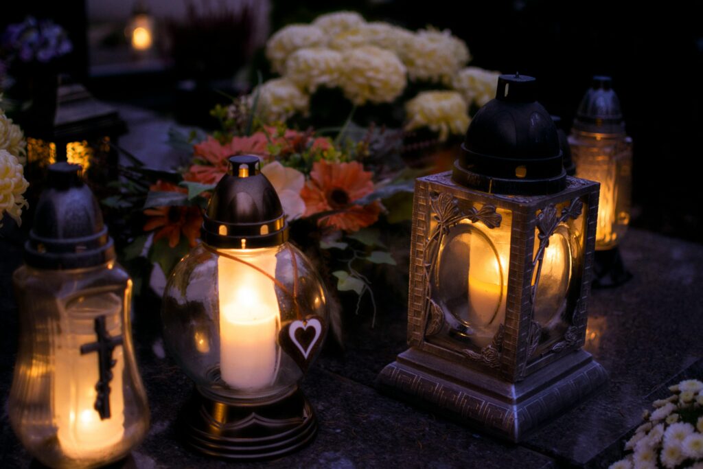 Znicze odporne na wiatr i deszcz: jak wybrać trwały lampion na cmentarz