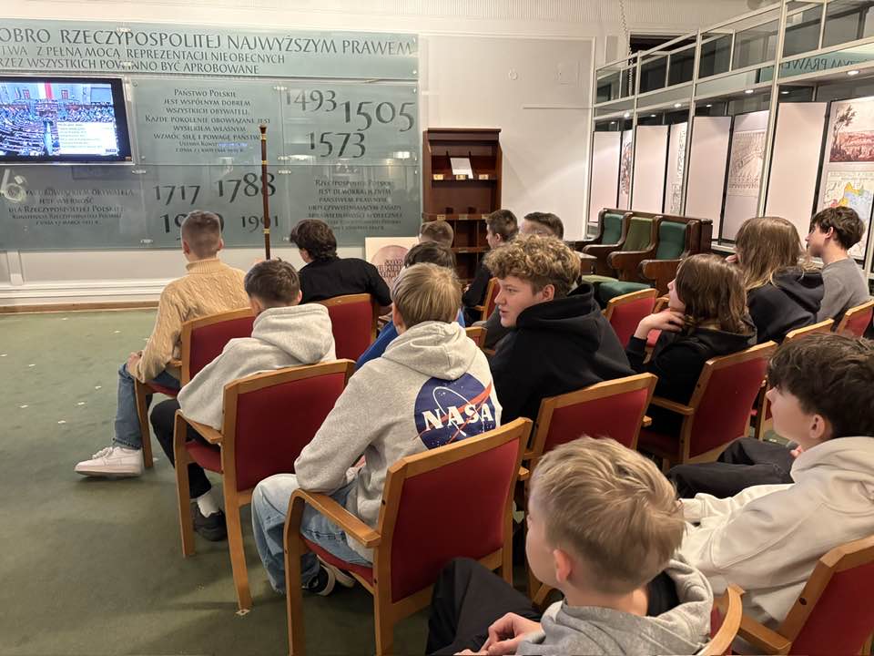 ŁAPCZYCA-WARSZAWA. Uczniowie ZSG w Łapczycy odwiedzili Parlament. Pojechali na zaproszenie poseł Józefy Szczurek-Żelazko