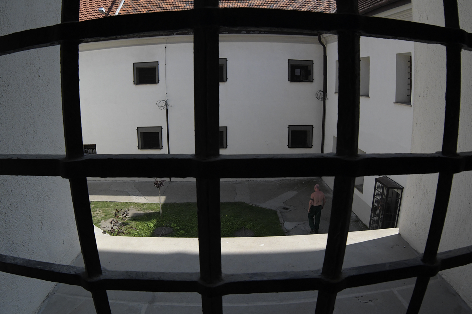 NOWY WIŚNICZ. Narkotyki w zakładzie karnym. W sprawę zamieszani są strażnicy