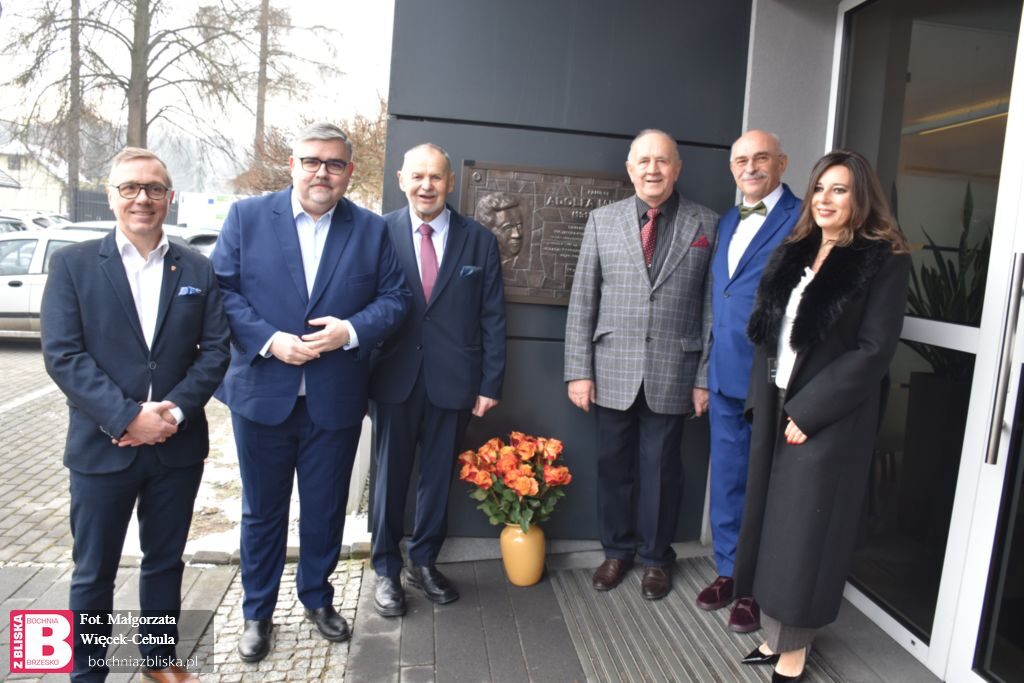 BOCHNIA. Na budynku „Bolarusa” odsłonięto tablicę poświęconą Adolfowi Miterze [ZDJĘCIA]