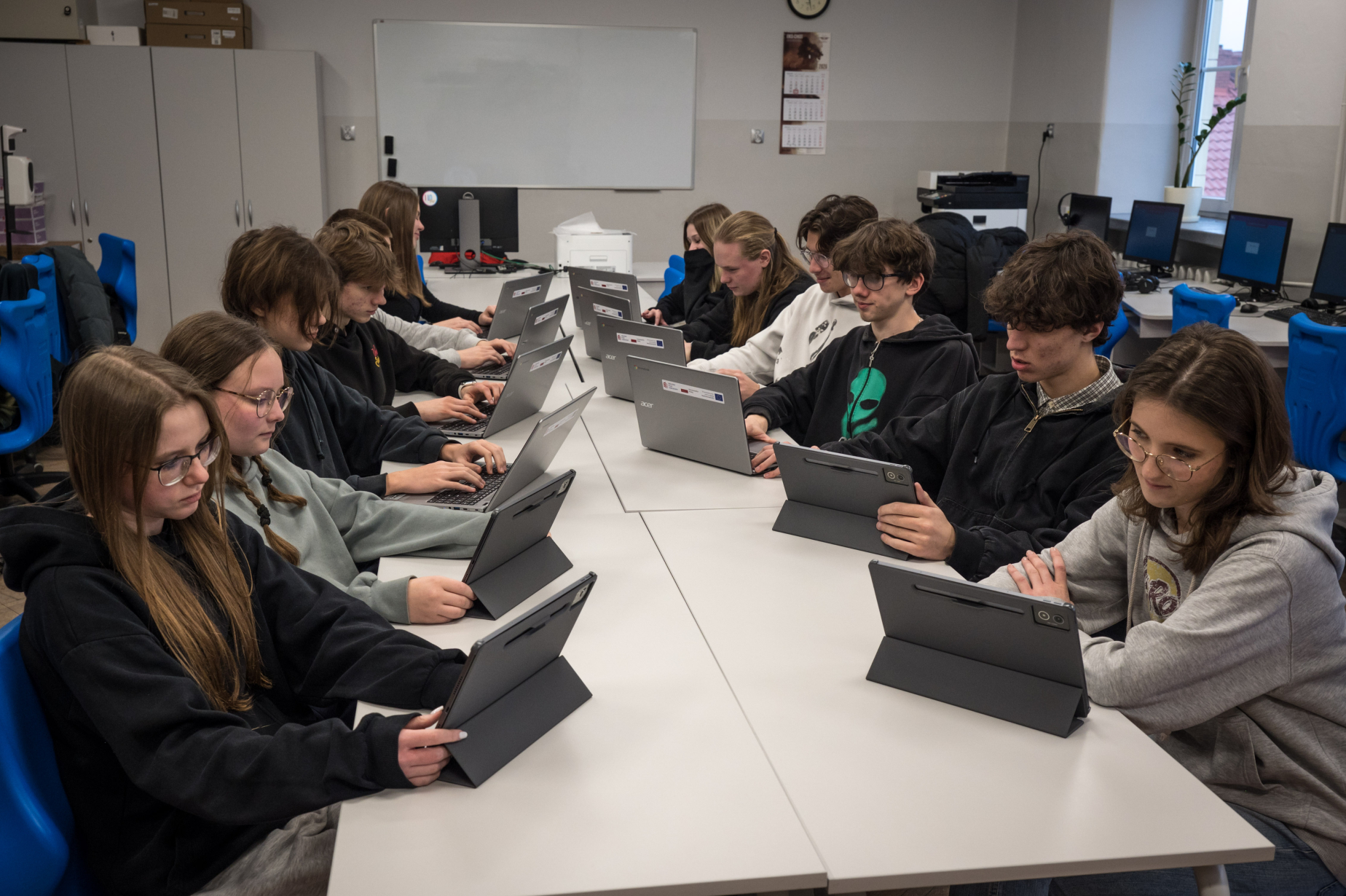 POWIAT BOCHEŃSKI. Ponad tysiąc laptopów i tabletów dla uczniów szkół powiatowych