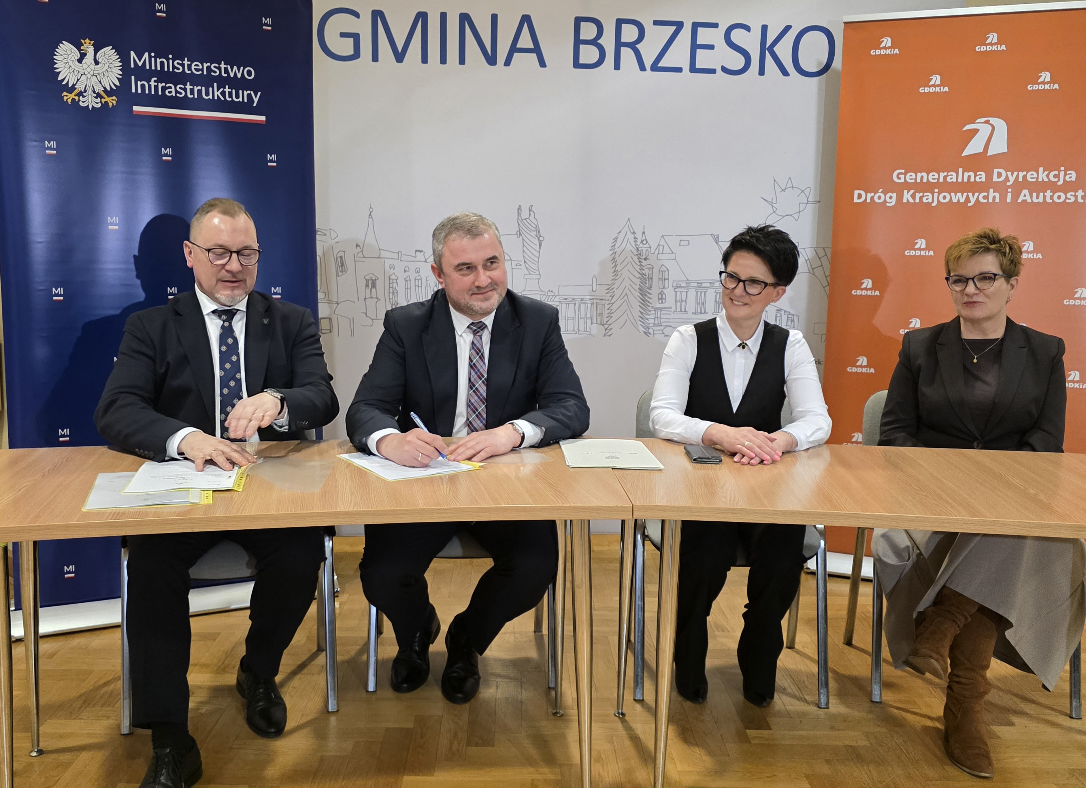 BRZESKO. Podpisano aneks do Programu Inwestycji dla budowy nowej drogi krajowej nr 75 między Brzeskiem a Nowym Sączem [ZDJĘCIA]